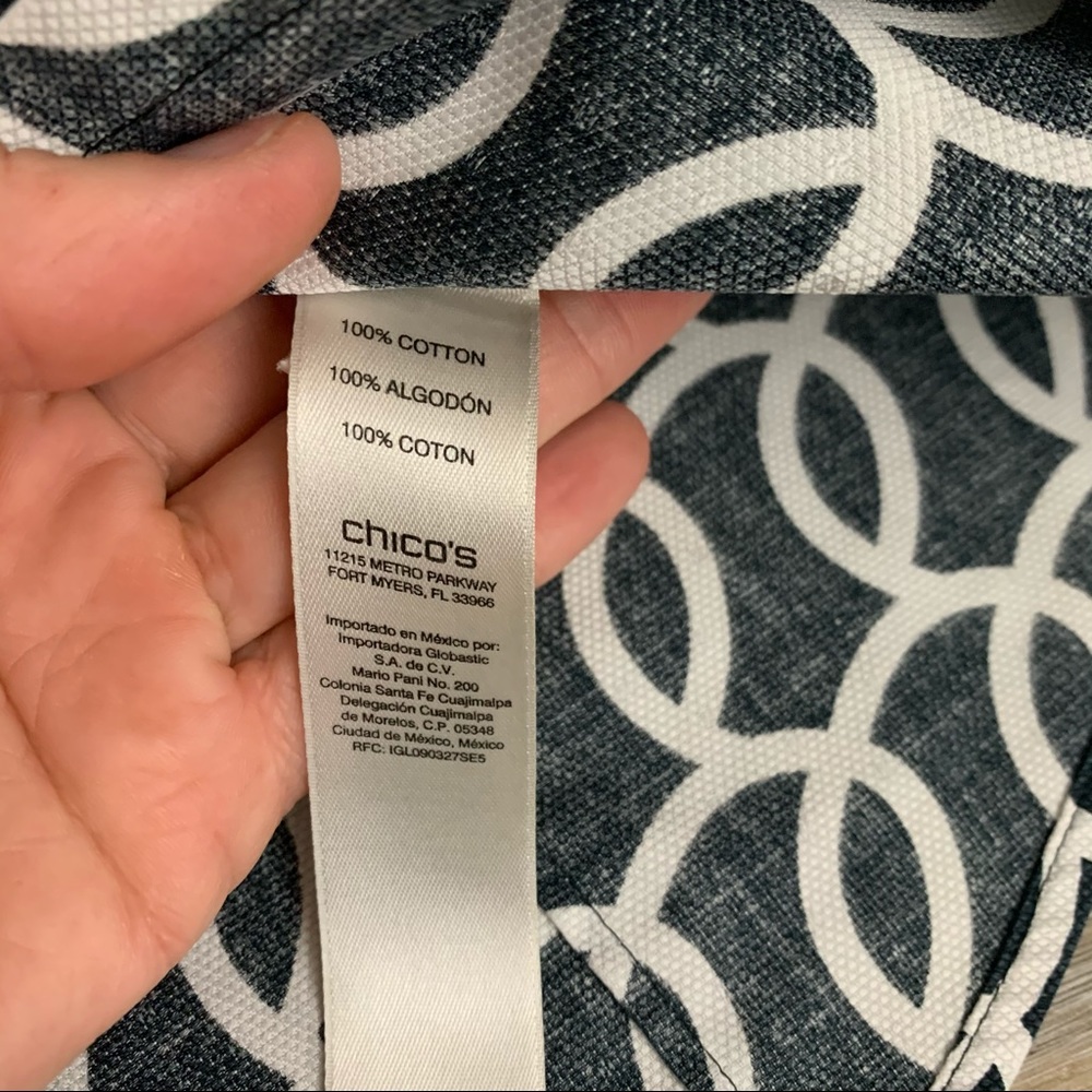 CHICO’S No Iron Swirl Pattern Button Down Size 0 - Picture 8 of 10